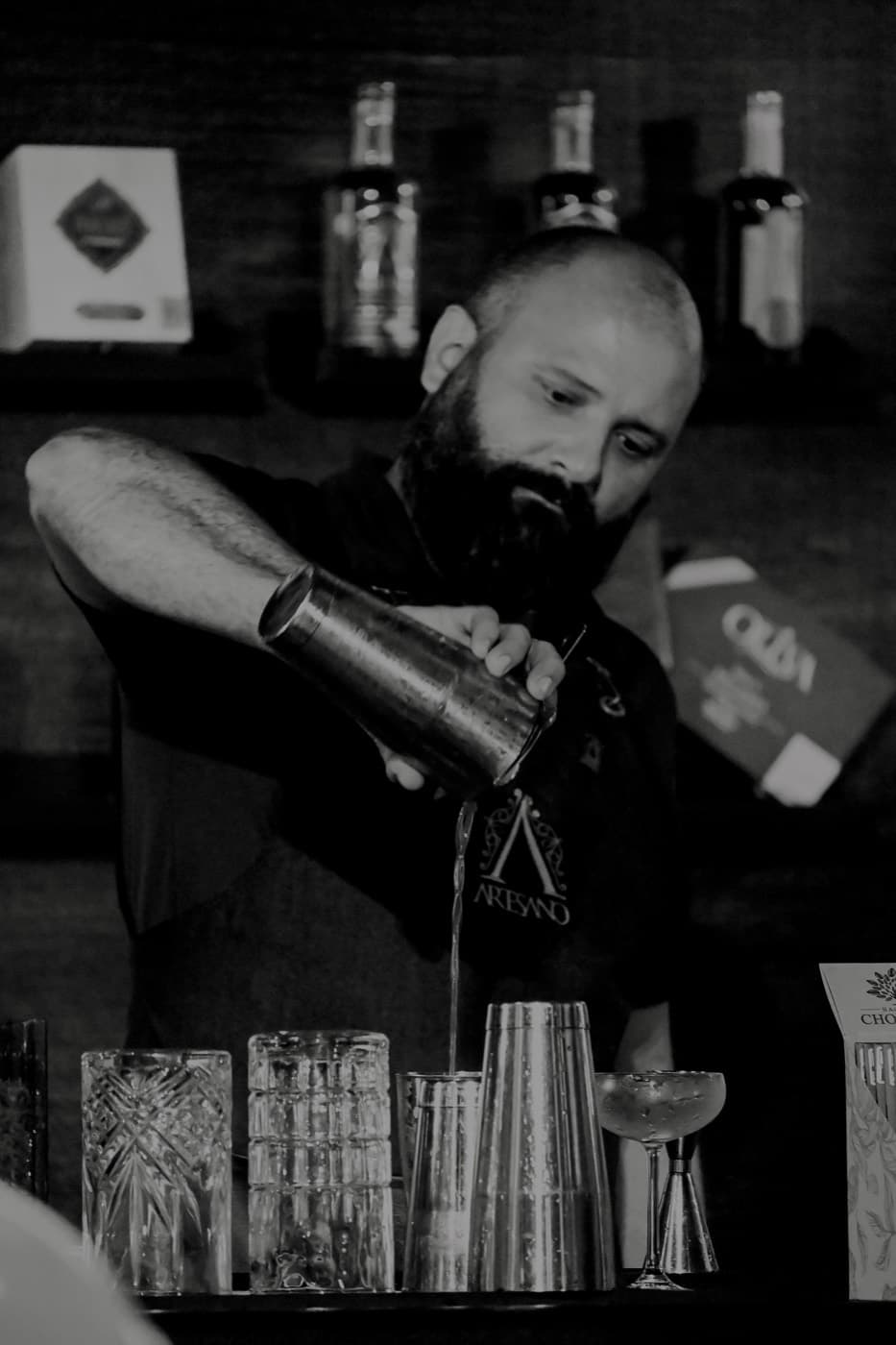 Bartender preparando cócteles en el evento