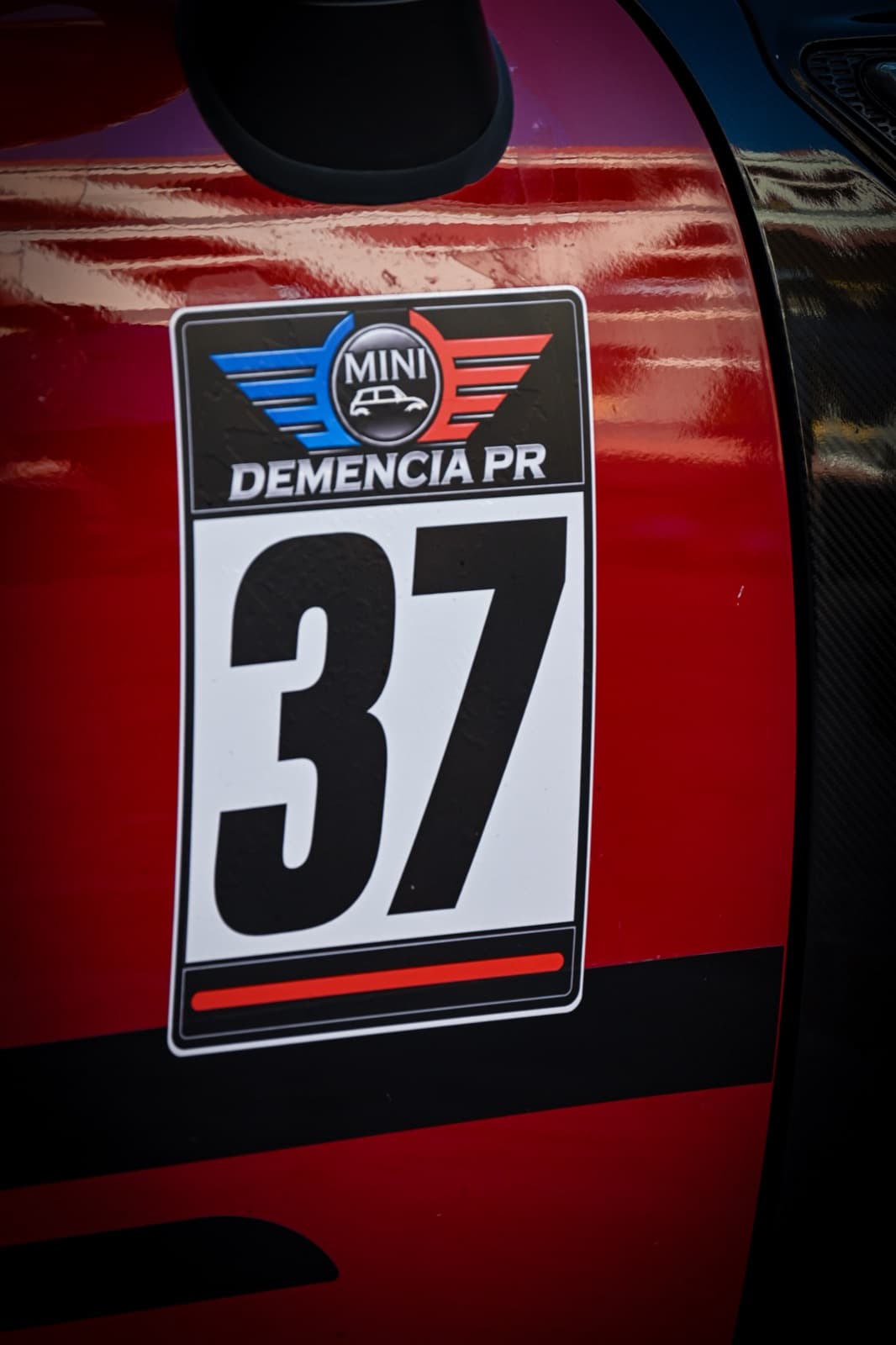 Placa de competencia en un Mini Cooper