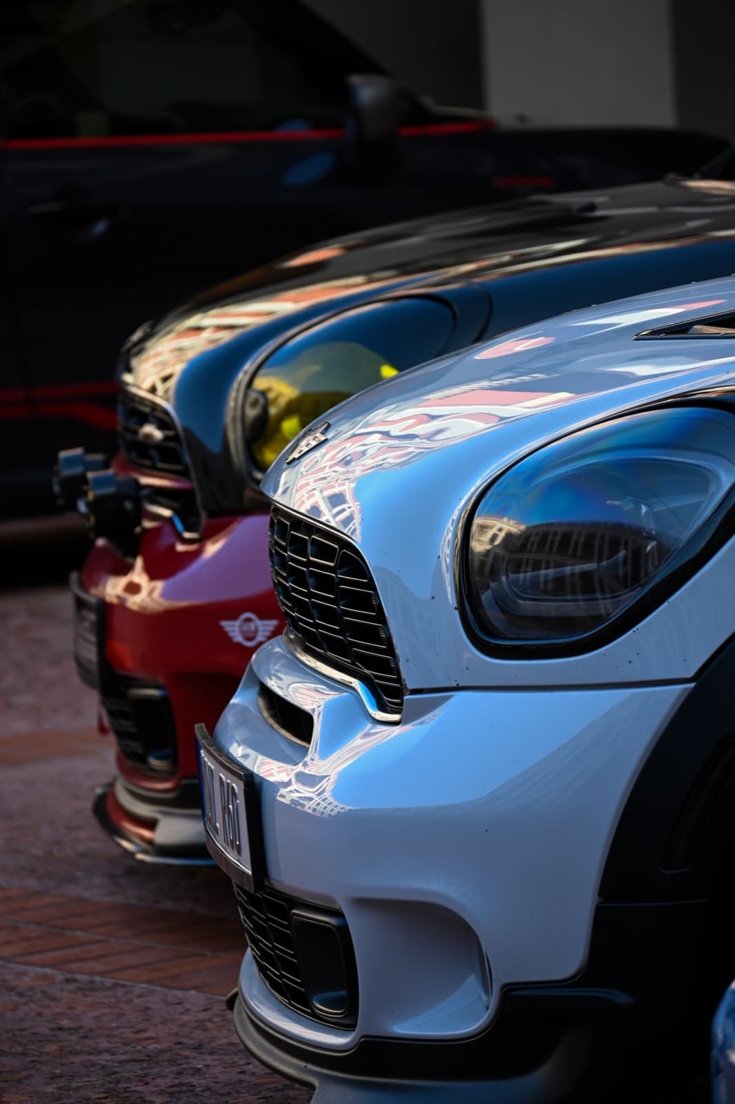 Fila de autos Mini Cooper en el Grand Prix de Azerbaiyán