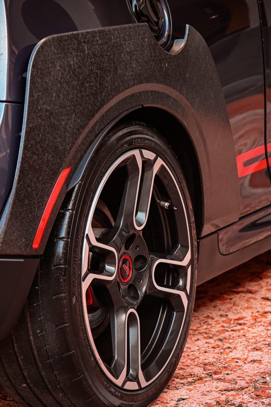Detalle de rin de un Mini Cooper de competencia